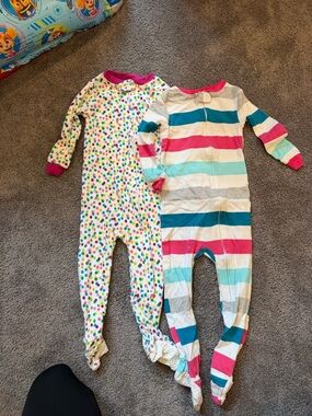 Amazon Essentials Girls' Cotton Footed Pajamas - Multicolor Polka Dot & Stripe